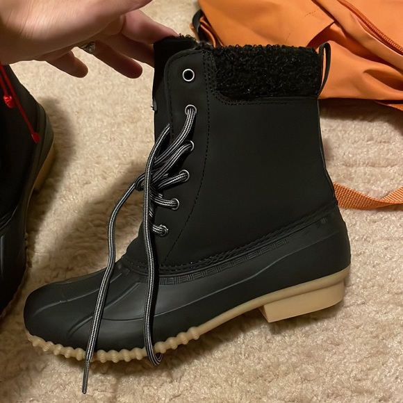 Never used snow boots! Bought from amazon and ran out of time to return - Picture 2 of 4